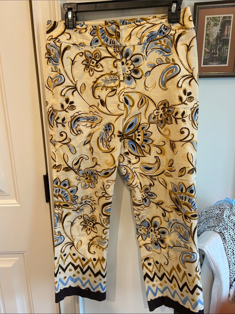 Ankle Cropped Floral Print Pants in Cream and Blue